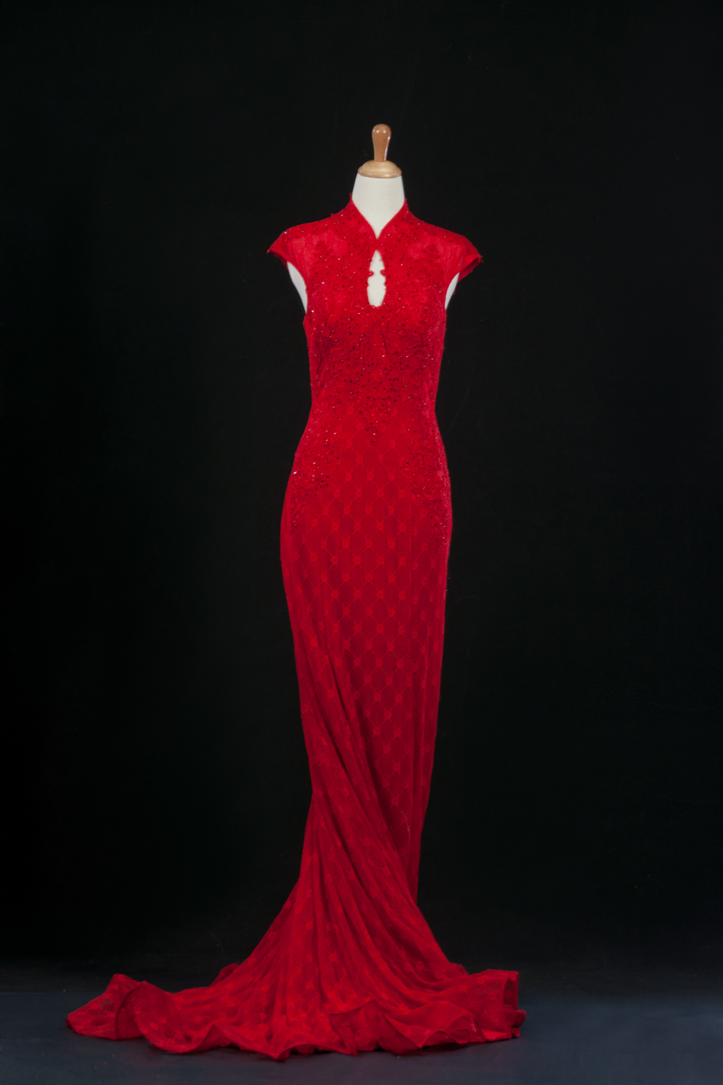 紅色旗袍款，傳統帶點西方魚尾線條。

定價:35000