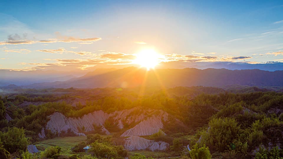 Erliao is the lowest altitude sunrise in Taiwan. As the light appears from behind the mountain, visitors are greeted with a picturesque view that resembles a splashed-ink landscape.