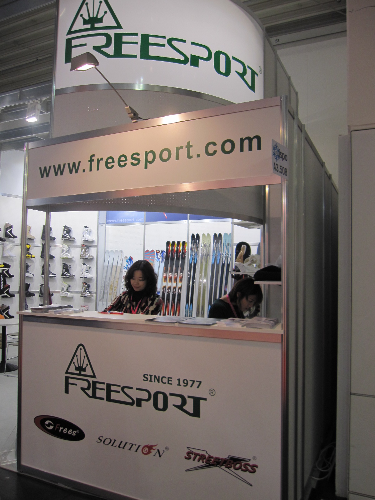 Freesport is a manufacturer of golf bags.